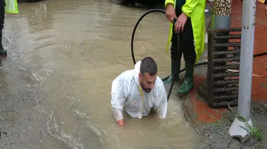 Sürmene'de etkili sağanak yağış, cadde ve sokakları su altında bıraktı, ekipler hızla müdahale etti.