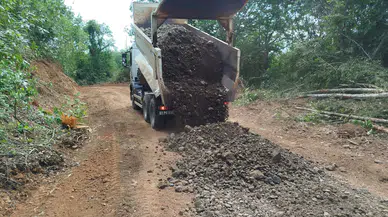 Beşikdüzü'nde Anbarlı Mahallesi'nde yol bakım çalışmalarıyla yaşam kalitesi artıyor