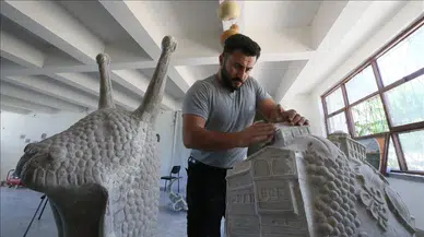 "Atalarından Aldığı Taş Ustalığını Heykeltıraşlığa Taşıyan Sanatçı"