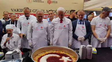 Tarihi Mısır Çarşısı'nda 20 Bin Kişiye Aşure İkramında Bulunuldu!