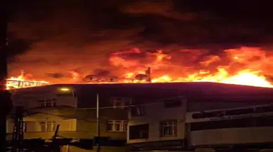 Gaziosmanpaşa'da 3 katlı binanın çatısında yangın: Can kaybı yok, soruşturma başlatıldı