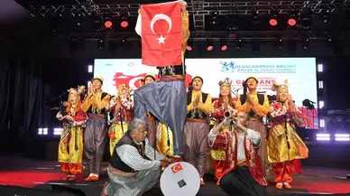 Arhavi Festivali'nde sanat rüzgarı: Simge Sağın coşkusu zirveye ulaştı!