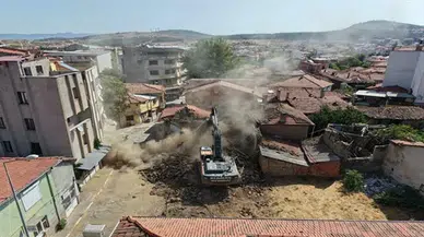 Sındırgı'daki depremde yıkım süreci devam ediyor, gözaltılar ve kurtarma çalışmaları sürmekte
