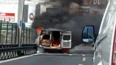 Avcılar'da Minibüste Yangın: D-100 Karayolu'nda Trafigi Felç Etti
