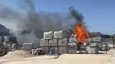 Silivri'de rüzgarın etkisiyle yayılan yangın, iş yerinin deposunu kül etti