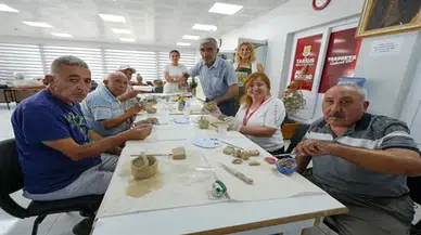 Tarsus'ta yaş almış vatandaşlar seramik atölyesinde sanatla dostluklarını pekiştirdi