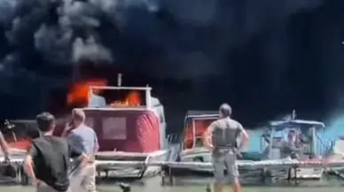 Urla'da çıkan tekne yangını diğer tekneleri tehdit etti! Hızla müdahale ediliyor...