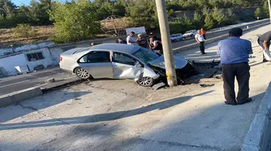 Burdur'da aydınlatma direğine çarpan otomobilin sürücüsü ve eşi yaralandı