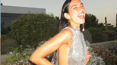 Dua Lipa'dan Çarpıcı Stilde Aşk İtirafı: Dantelli Bluzuyla Göz Doldurdu!