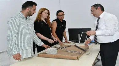 Sındırgı'daki depremde binaların alt katlarındaki iş yerleri hasara neden oldu