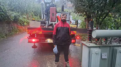 Topluca Köyü 6 Saat Elektriksiz Kaldı: Trafoya Yağmur Altında Müdahale Edildi