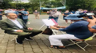 Bursa'nın karikatürcüsü Kemal Akkoç, 55 yıldır aynı ağacın altında sanat icra ediyor