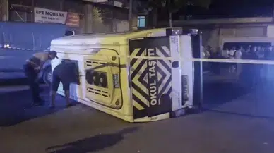 Sultanbeyli'de servis minibüsü ile otomobil çarpıştı: 10 yaralı