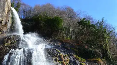 Turistler Akın Ediyor, Çağlayan Şelalesi Bakımsızlığa Terk Edildi