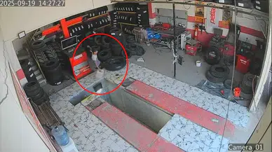 Çırak, Tamir Atölyesinde Tehlikeli Düşüş Yaşadı! O Anlar Güvenlik Kamerasına Yansıdı