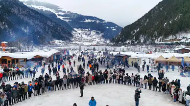 Uzungöl Kış Festivali Coşkuyla Başladı: Kalandar Geleneği Yürüyüşle Canlandırıldı