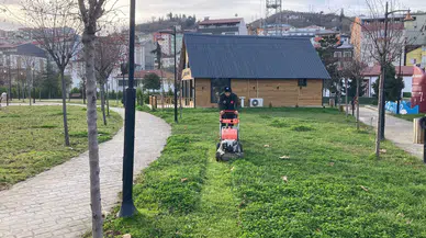 Yomra'da Park ve Bahçeler Müdürlüğü Temizlik ve Bakım Çalışmalarını Sürdürüyor