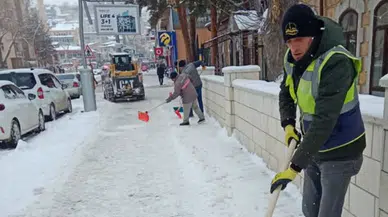 Bayburt Belediyesi’nden Haftasonu Kar Mesaisi: Şehrin Her Noktası Temizleniyor