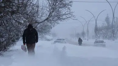 Sivas-Kayseri kara yolu kar ve tipi nedeniyle ulaşıma kapatıldı