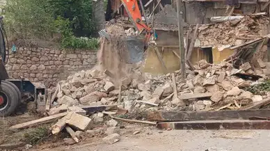 Bayburt'ta metruk binalar yıkılıyor, ısıtmalı dolmuş durakları kuruluyor