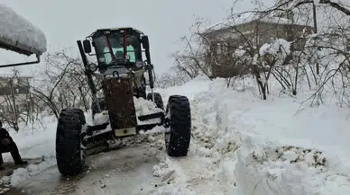 Trabzon Arsin'de kar yağışı sonrası yollar için belediye seferber oldu, çalışmalar devam ediyor