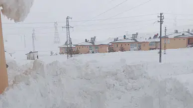 Erzurum Çat'ta karla mücadele çalışmaları aralıksız sürüyor, yollar ulaşıma açılıyor.