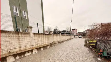Ardeşen'de METEM Okulu önündeki yol sorunu parke döşeme ile çözüldü