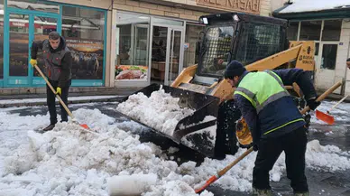 Bayburt Belediyesi karla mücadele çalışmalarını aralıksız sürdürüyor