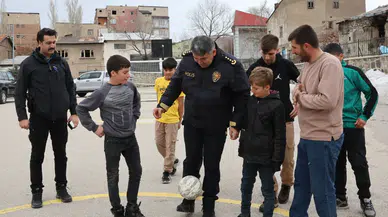 Erzurum İl Emniyet Müdürü Onur Karaburun Gençlerle Futbol Oynadı