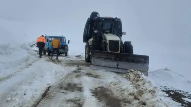 Erzurum Konakyeri Mahallesi Bağlantı Yolunda Karla Mücadele Aralıksız Sürüyor