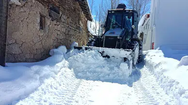 Pazaryolu Belediyesi Hacılar Mahallesi’nde Karla Mücadele Çalışmalarını Sürdürüyor