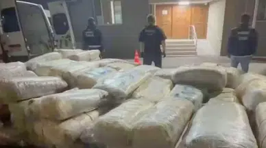 İzmir'de büyük çaplı uyuşturucu baskını: 1,3 ton skunk yakalandı!