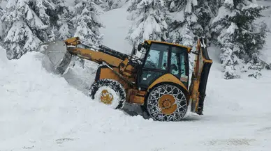 Şavşat’ta Yoğun Kar Yağışı Sonrası Yol Açma Çalışmaları Aralıksız Sürüyor