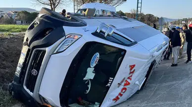 Çanakkale'de minibüs menfeze devrildi, 8 yaralı hastaneye kaldırıldı