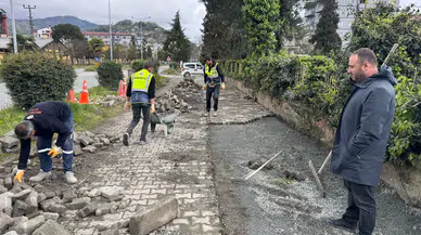 Arhavi’de Atatürk Bulvarı’nda Kaldırım Onarımı Devam Ediyor