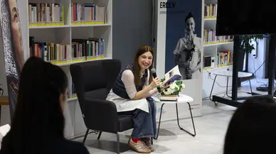 Nezaket Erden, Nilüfer'de Büyüleyici Bir Şiir Dinletisi Sunarak Şi severleri Buluşturdu