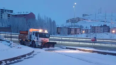 Bayburt’ta Kar Mesaisi: Belediye Ekipleri Gece Boyu Sahadaydı