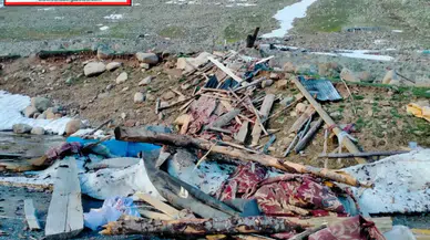 Ovit Yaylasında Çığ Yayla Evlerini Yıktı Geçti