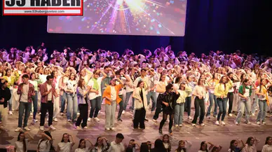 TED Ankara Koleji Halk Dansları Topluluğu'ndan Renkli 90'lar Temalı Final Gösterisi