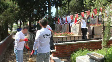 Bursa'da Cezaevi Personeli ve Hükümlülerden Şehitlikte Anlamlı Anma Töreni