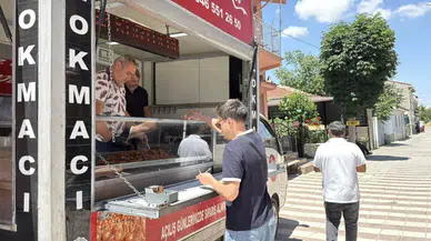 Boşanmasını lokma dağıtarak kutladı : 'Boşandım kurtuldum' yazısı dikkat çekti