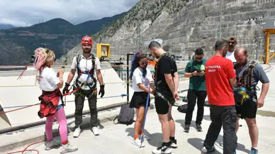 Deriner Barajı'nda Adrenalin Dolu Anlar: Türkiye’nin İkinci En Yüksek Barajında Macera Rüzgarı Esti!