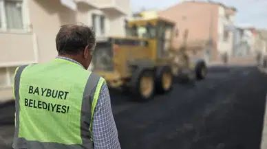 Bayburt'ta Helva Sokak'ta Asfalt Serimi Başladı, Dörtyol'a Öğrenciler İçin Dolmuş Durağı Yapılıyor