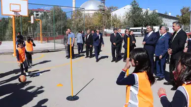 Bakan Tekin, Erzurum'da öğrencilerle halat çekti, yakantop oynadı ve Türkçe dersindeki yenilikleri anlattı