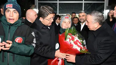 Adalet Bakanı Yılmaz Tunç Erzurum’da Çiçeklerle Karşılandı, Bayburt’a Uğurlandı