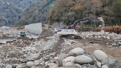 Trabzon ve Rize’de Dere Islahı ve Taş Tahkimat Çalışmaları Sürüyor