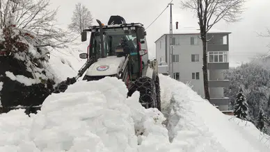Trabzon'da karla mücadele ekipleri 7/24 sahada, yollar yeniden ulaşıma açıldı