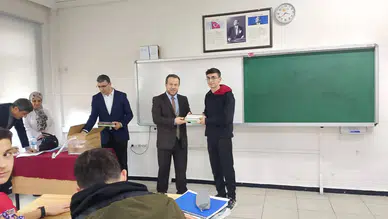 Oltu'da öğrencilere Kur'an dağıtımıyla dini değerlerin önemi vurgulandı