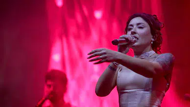 Melek Mosso'dan Çarpıcı Çağrı: Kadına Şiddet Uygulayanlarla İlişkinizi Kesin!