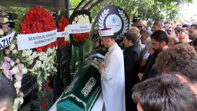 Arabesk ve Fantezi Müziğin Efsanevi İsimlerinden Güllü, Son Yolculuğuna Uğurlandı